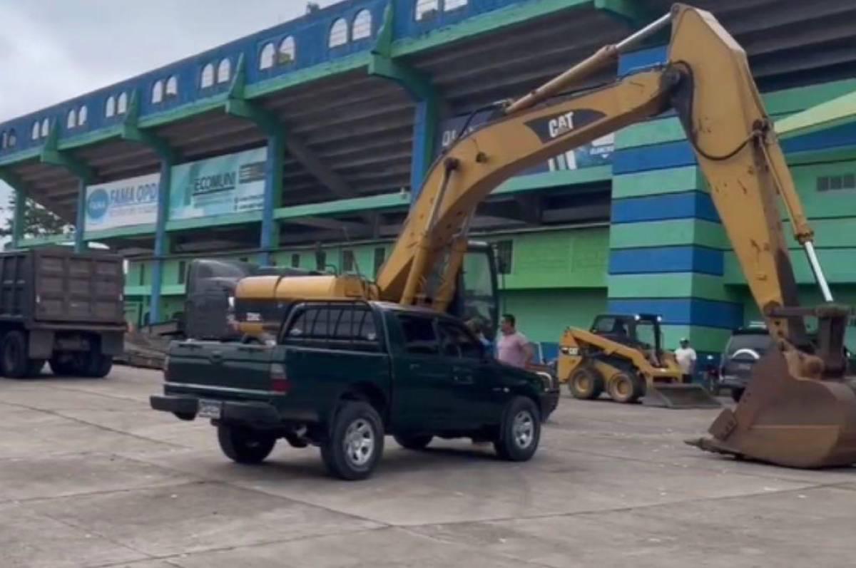 Comienzan los trabajos de cambio de engramillado en el estadio Juan Ramón Brevé