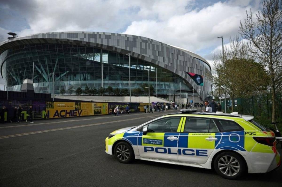 Jugador de la Premier League de Inglaterra es detenido en pleno entrenamiento