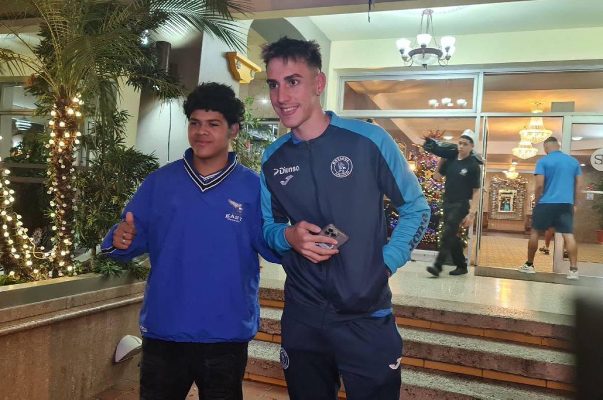 Motagua es sorprendido por aficionados en la noche antes de la final