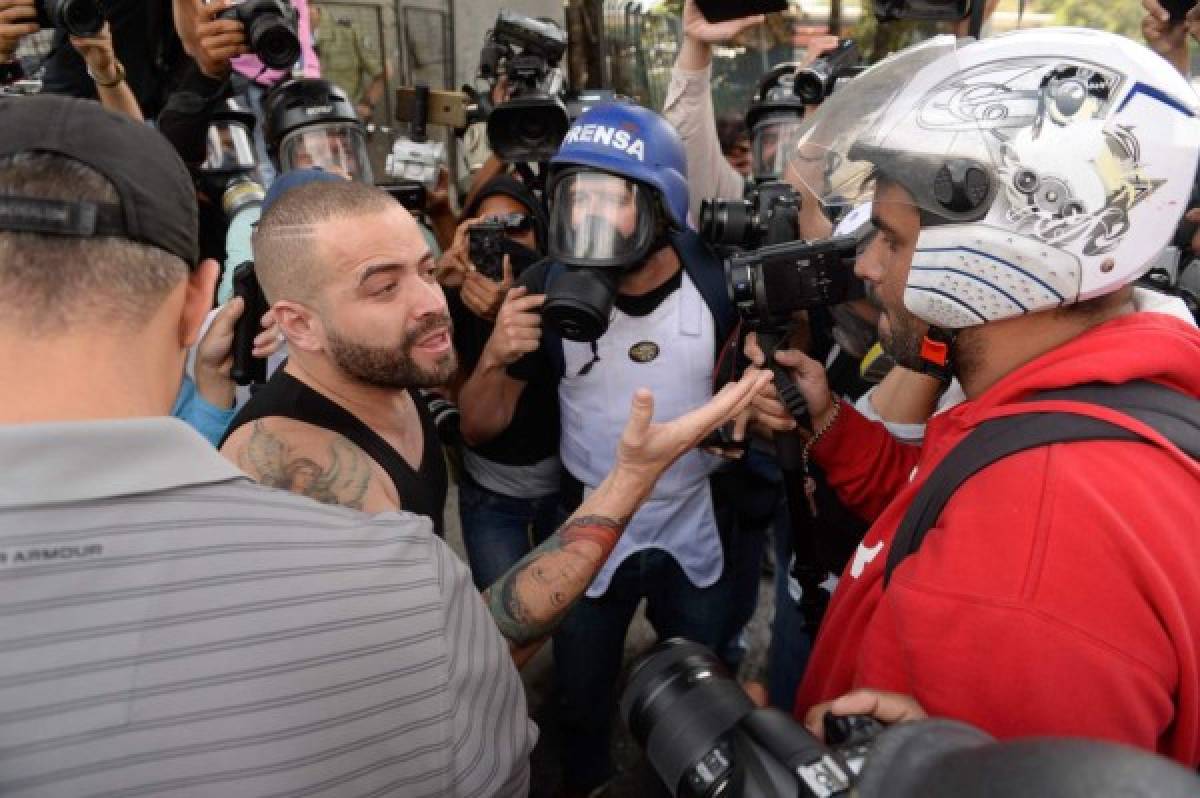 Cantante venezolano Nacho, afectado por gases en protesta opositora