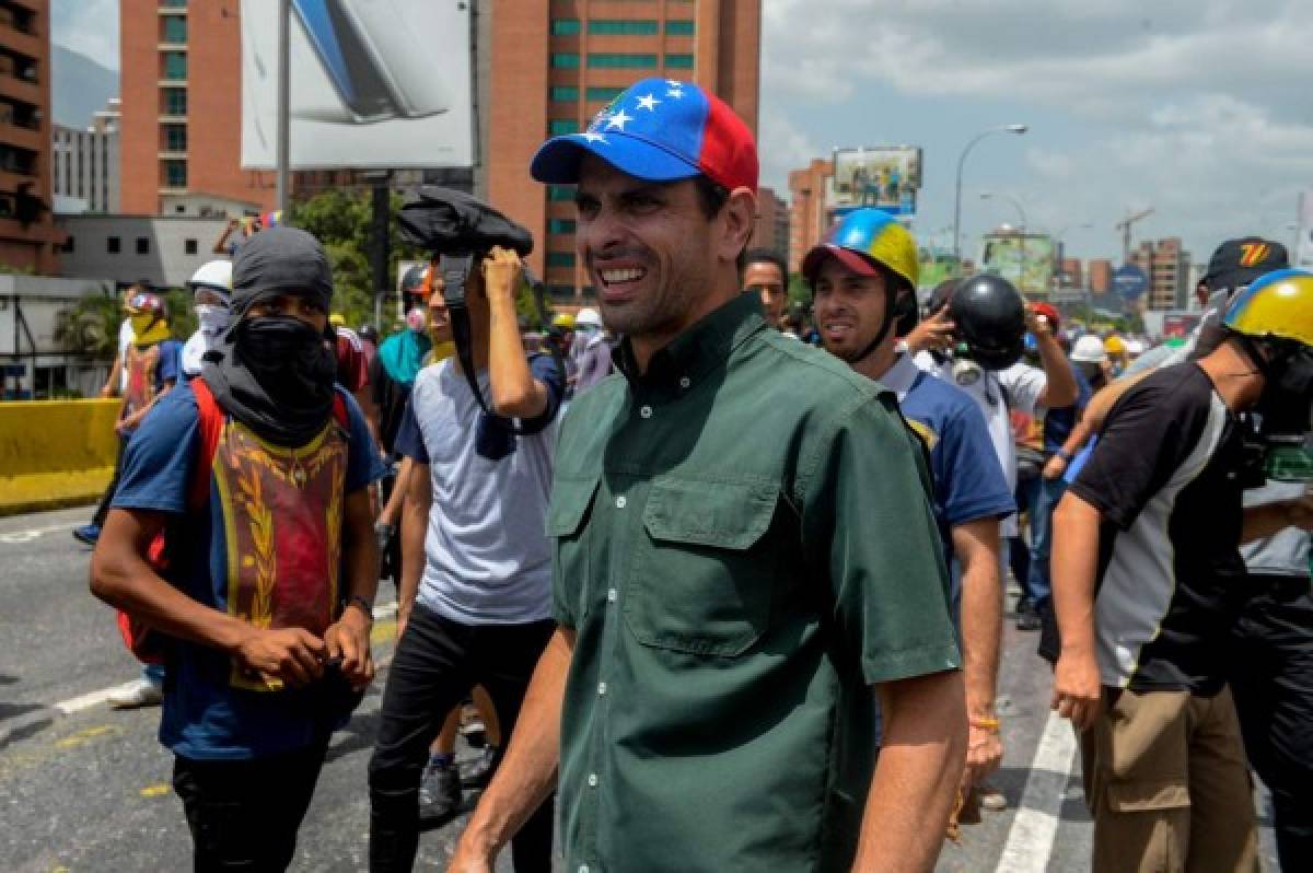 Venezuela: Justicia amenaza con prisión a Henrique Capriles por bloqueos en protestas