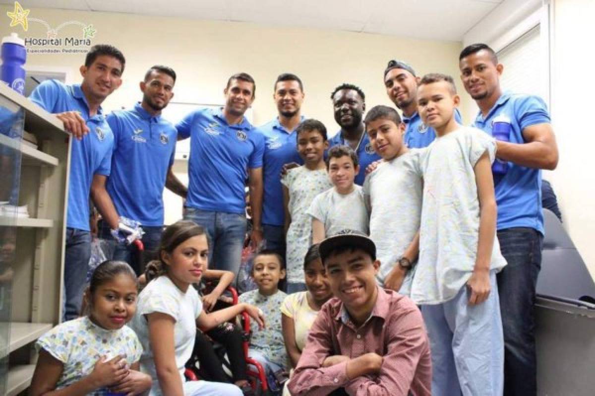 Los jugadores de Motagua visitaron a los niños del Hospital María