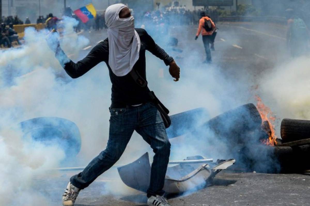 Cantante venezolano Nacho, afectado por gases en protesta opositora