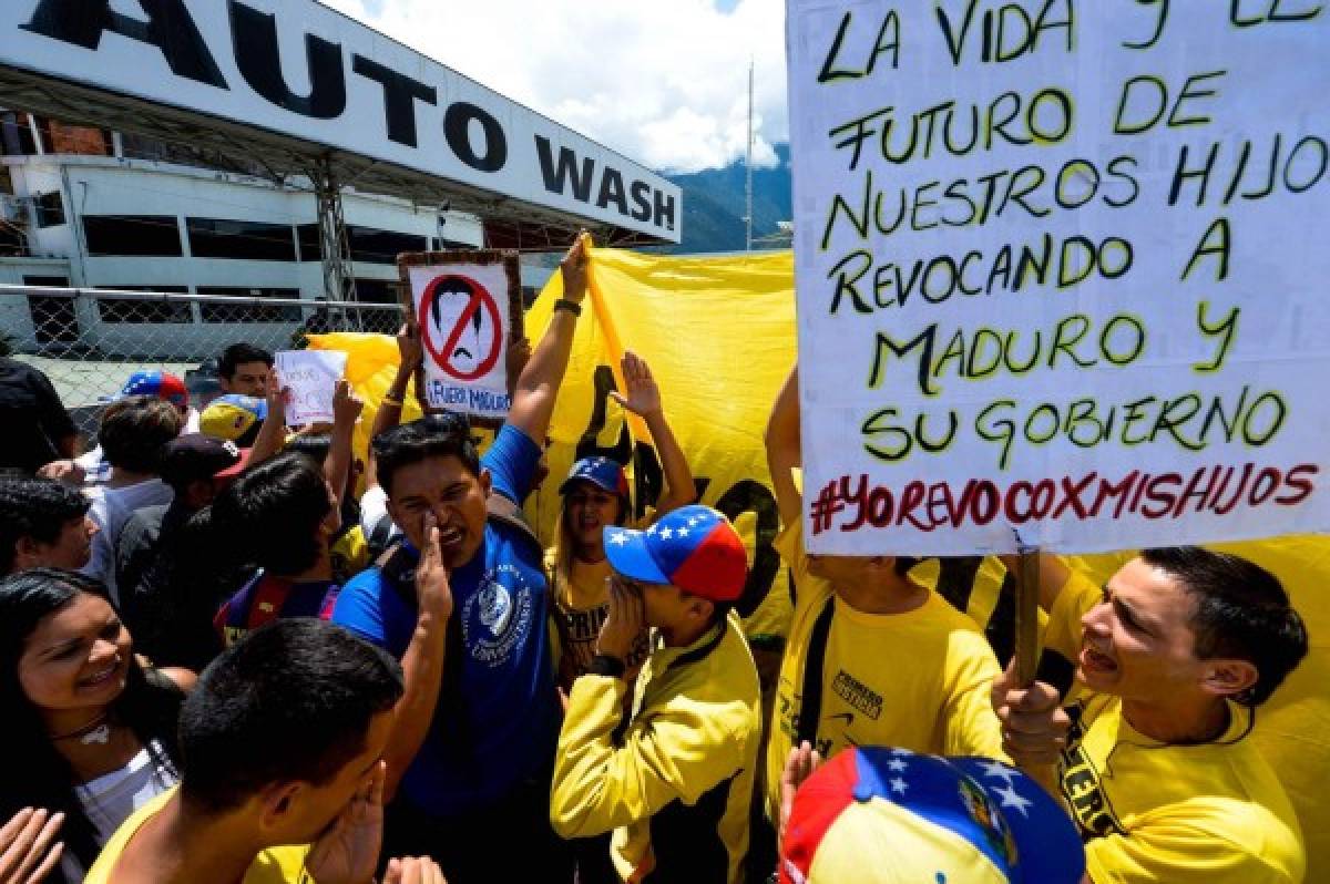 Oposición marcha en Venezuela para presionar por referendo contra Maduro 