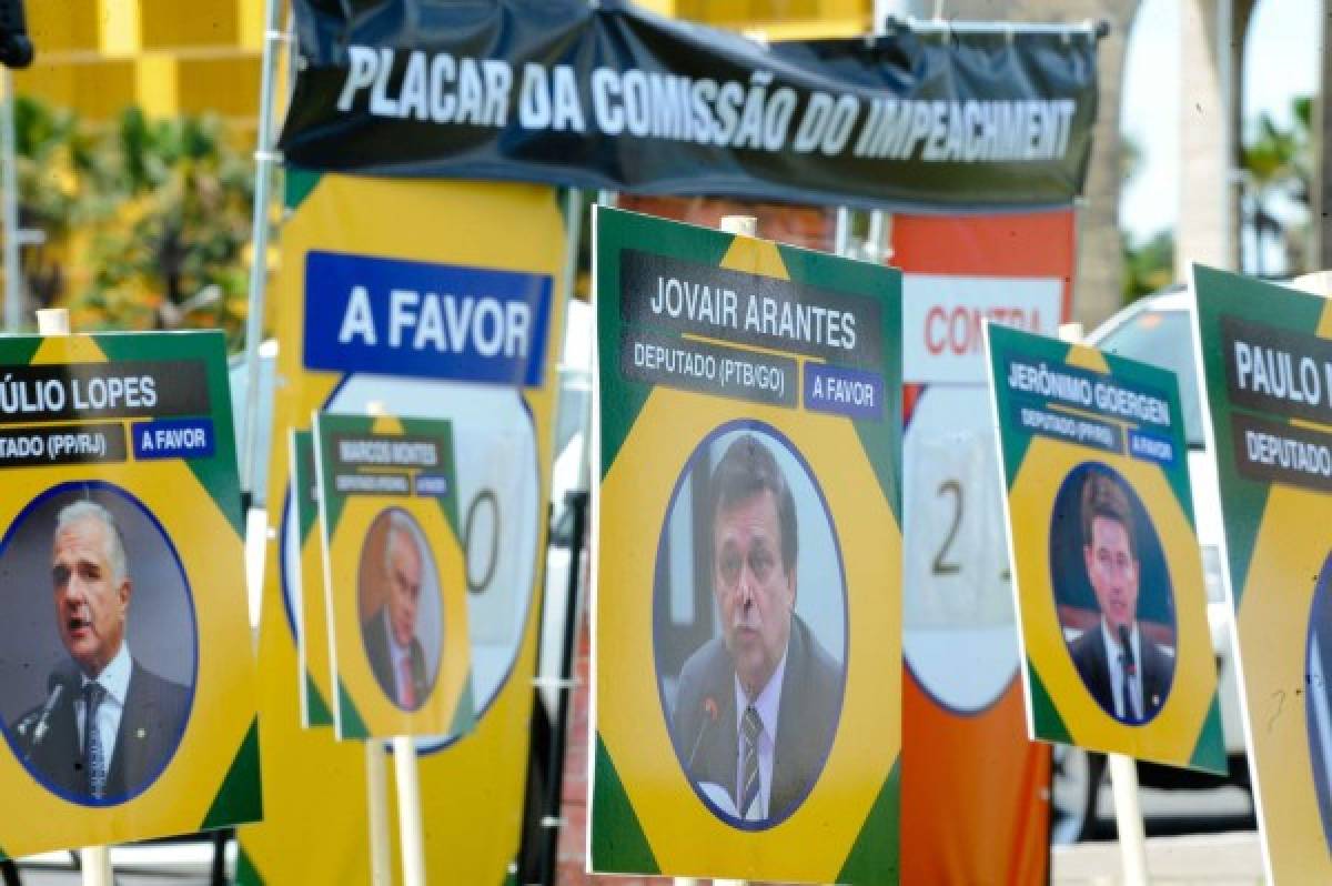 Rousseff y su vicepresidente disputan votos en Congreso para impeachment 