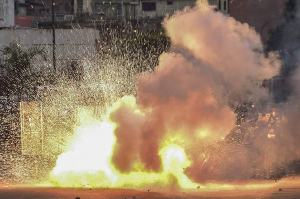 La Policía de Venezuela, bajo órdenes del presidente Nicolás Maduro, lanzó gases contra los protestantes, foto: AFP.