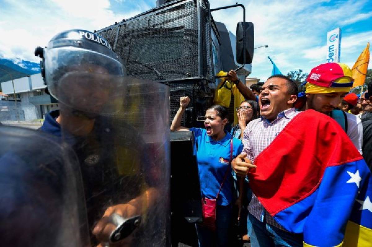 Oposición marcha en Venezuela para presionar por referendo contra Maduro 