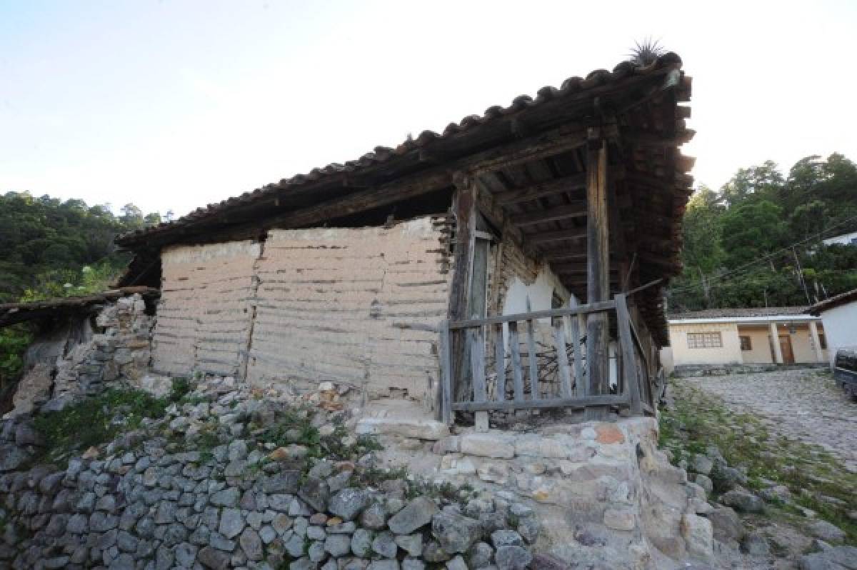 Esta casa de corredores está a punto de caerse; al fondo, la alcaldía (Foto: Mario Urrutia/EL HERALDO)