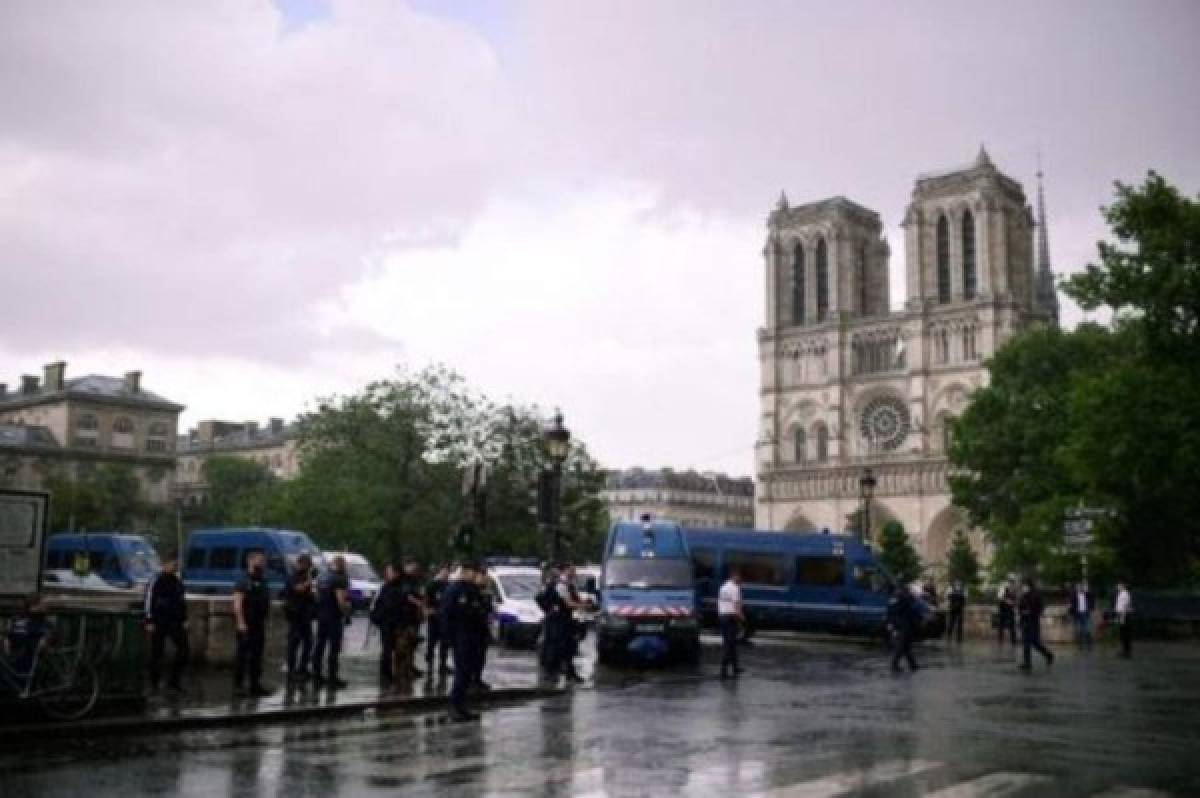 Hombre hiere con un martillo a policía frente a Catedral Notre-Dame de París
