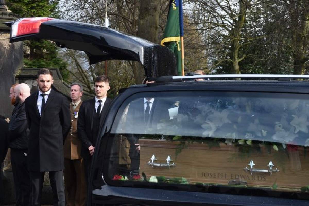 Pallbearers Stoke goalkeeper Jack Butland, Chesterfield goalkeeper Joe Anyon, Leicester goalkeeper Kasper Schmeichel and Burnley goalkeeper Joe Hart stand outside Stoke Minster church as the cortege leaves the funeral service of England's former goalkeeper Gordon Banks in Stoke-on-Trent, central England on March 4, 2019. - Gordon Banks, goalkeeper in England's 1966 World Cup victory over the then West Germany, died aged 81 his former club Stoke City announced on February 12, 2019. (Photo by Paul ELLIS / AFP) / CORRECTION: The erroneous mention[s] appearing in the metadata of this photo by Paul ELLIS has been modified in AFP systems in the following manner: Pallbearers Stoke goalkeeper Jack Butland, Chesterfield goalkeeper Joe Anyon, Leicester goalkeeper Kasper Schmeichel and Burnley goalkeeper Joe Hart instead of Pallbearers Chesterfield goalkeepers Joe Anyon and Shwan Jalal, Leicester goalkeeper Kasper Schmeichel and Stoke goalkeeper Jack Butland. Please immediately remove the erroneous mention[s] from all your online services and delete it (them) from your servers. If you have been authorized by AFP to distribute it (them) to third parties, please ensure that the same actions are carried out by them. Failure to promptly comply with these instructions will entail liability on your part for any continued or post notification usage. Therefore we thank you very much for all your attention and prompt action. We are sorry for the inconvenience this notification may cause and remain at your disposal for any further information you may require.