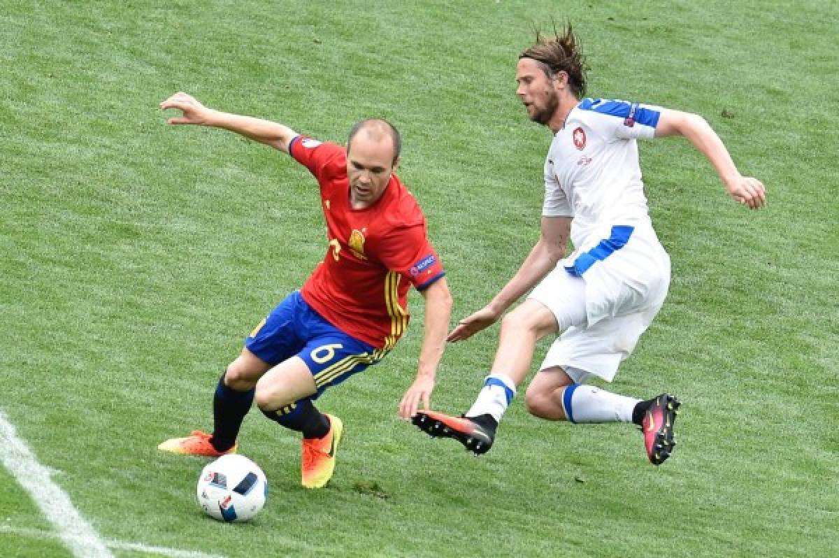 Piqué permite a España superar el muro checo en debut de la Eurocopa  