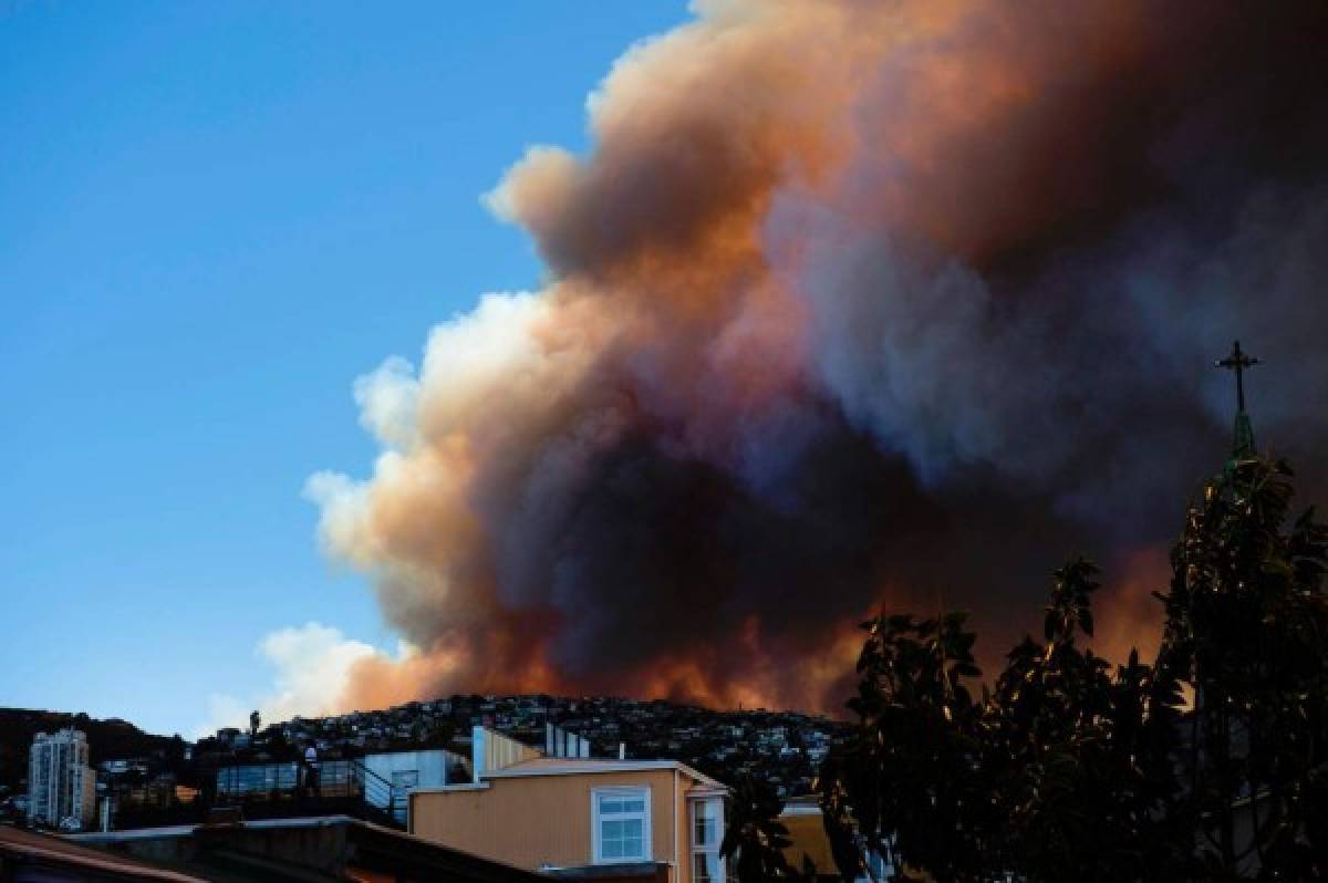 Gigantesco incendio afecta 100 casas en ciudad chilena de Valparaíso  