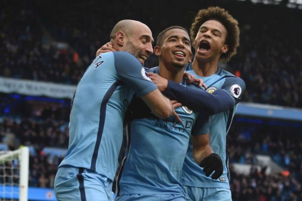 Triunfos de City y United meten a ambos en pelea por la Champions