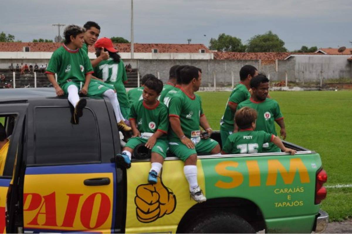 VIDEO: El equipo de enanos que causa furor en Brasil