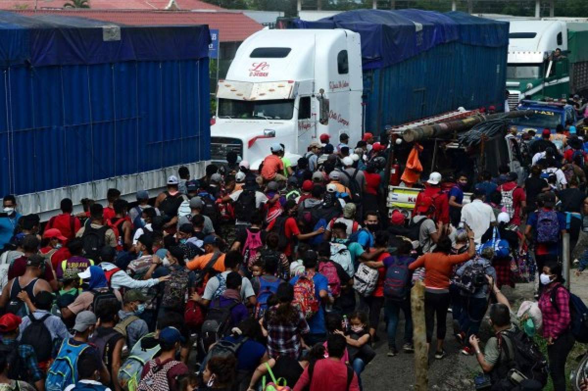 Momento en que caravana migrante rompe cerco policial e ingresa a Guatemala