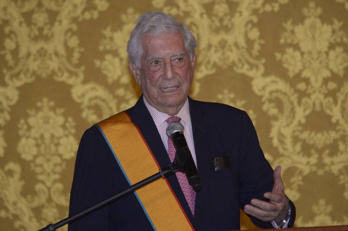 Vargas Llosa hospitalizado por coronavirus, “evoluciona favorablemente”, dice el hijo