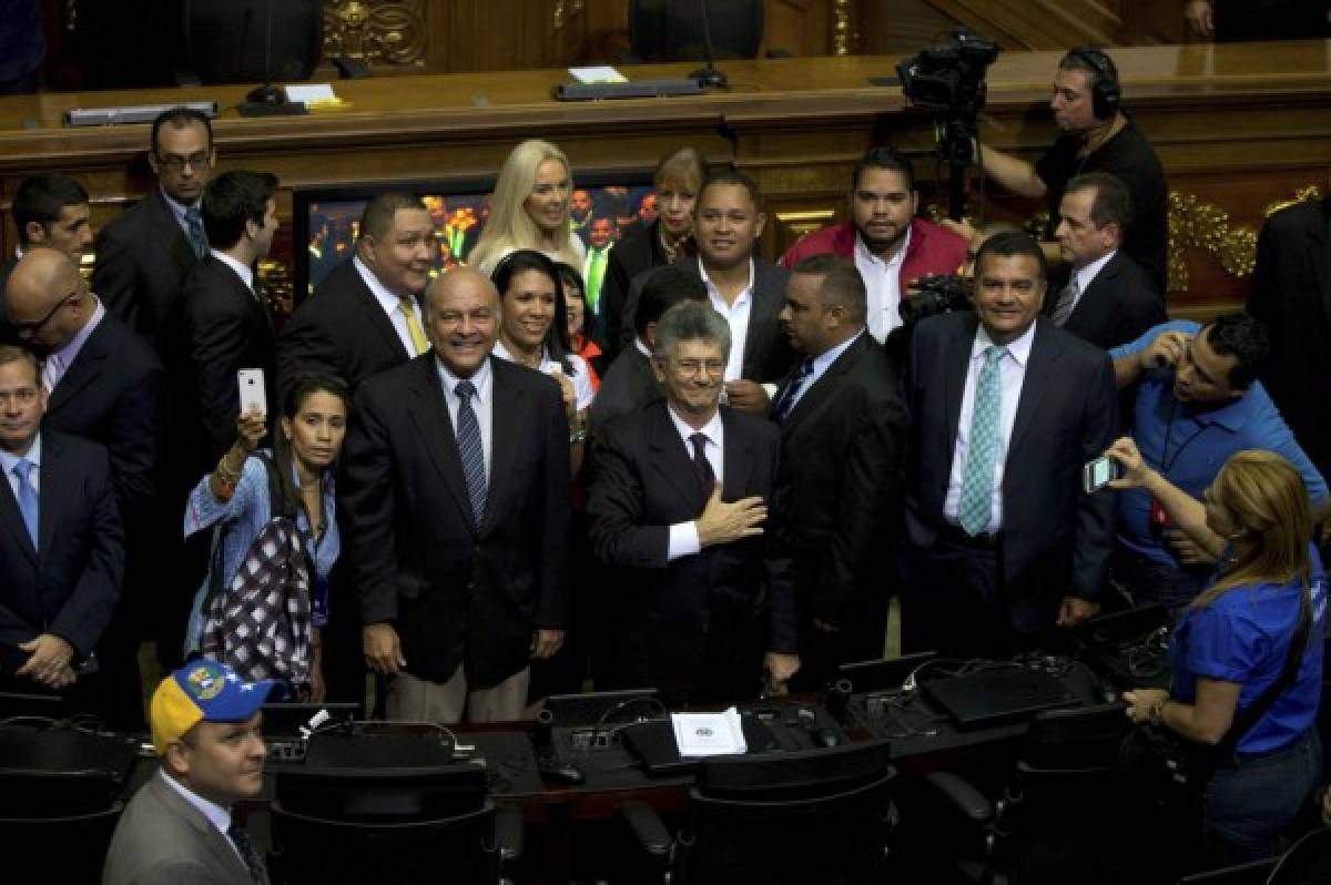 Oposición asume mando del Parlamento en una Venezuela bajo crisis y tensión