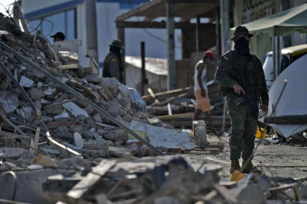 Asciende a 480 los muertos por sismo en Ecuador, 1,700 siguen desaparecidos