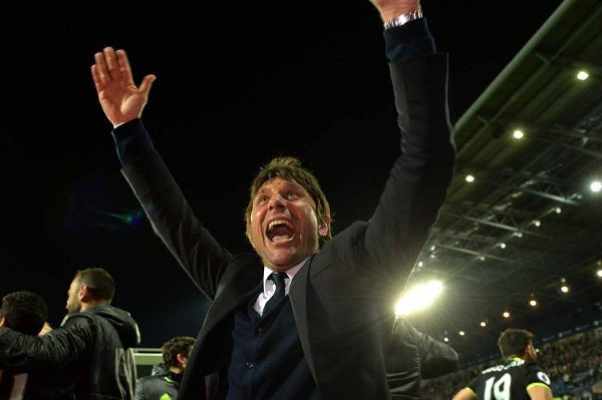 Chelsea's Italian head coach Antonio Conte celebrates victory after the English Premier League match between West Bromwich Albion and Chelsea at The Hawthorns stadium in West Bromwich, west Midlands on May 12, 2017. / AFP PHOTO / Anthony Devlin