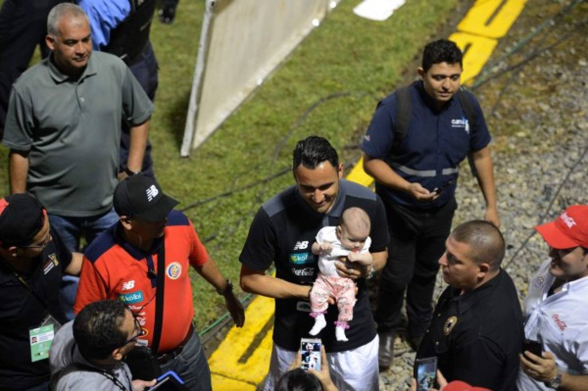 Keylor Navas, arquero de Costa Rica, es resguardado por cuatro personas en SPS