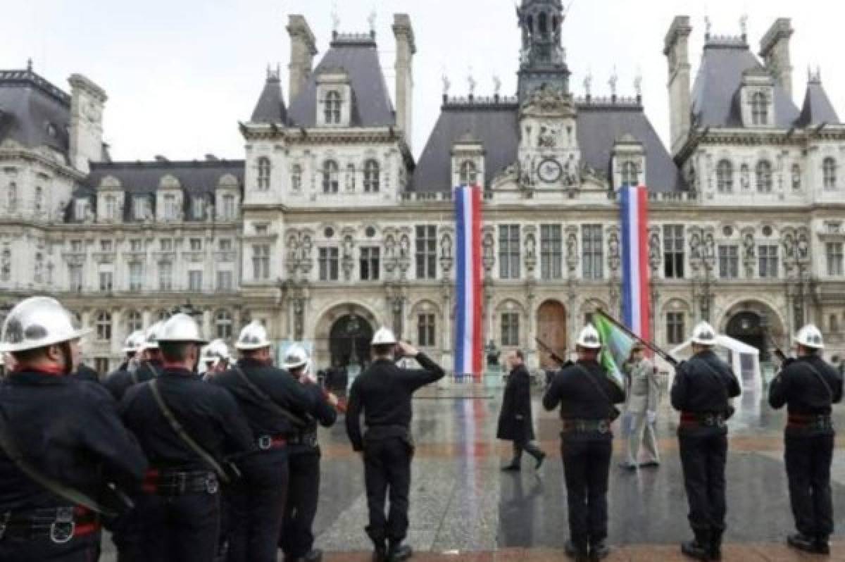 Hollande contesta a Trump: 'el mundo ama a París'