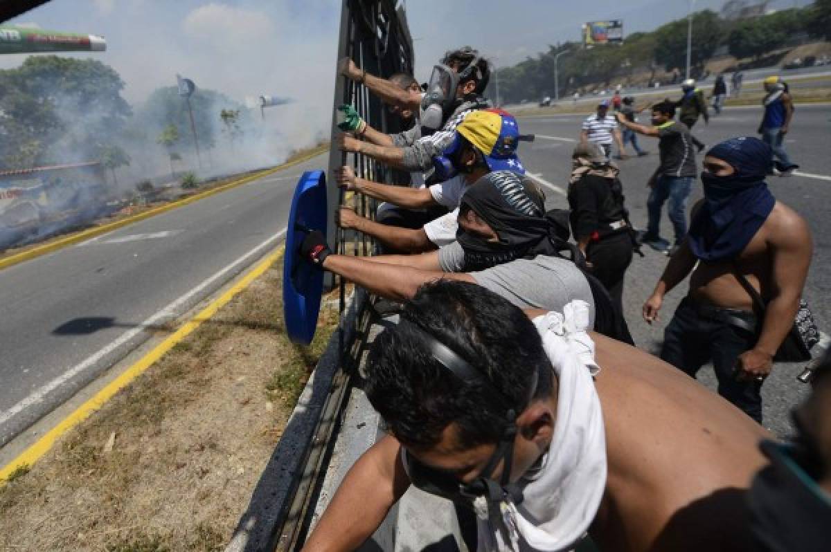 Miles de venezolanos salieron a las calles para pelear por su libertad. (AFP)