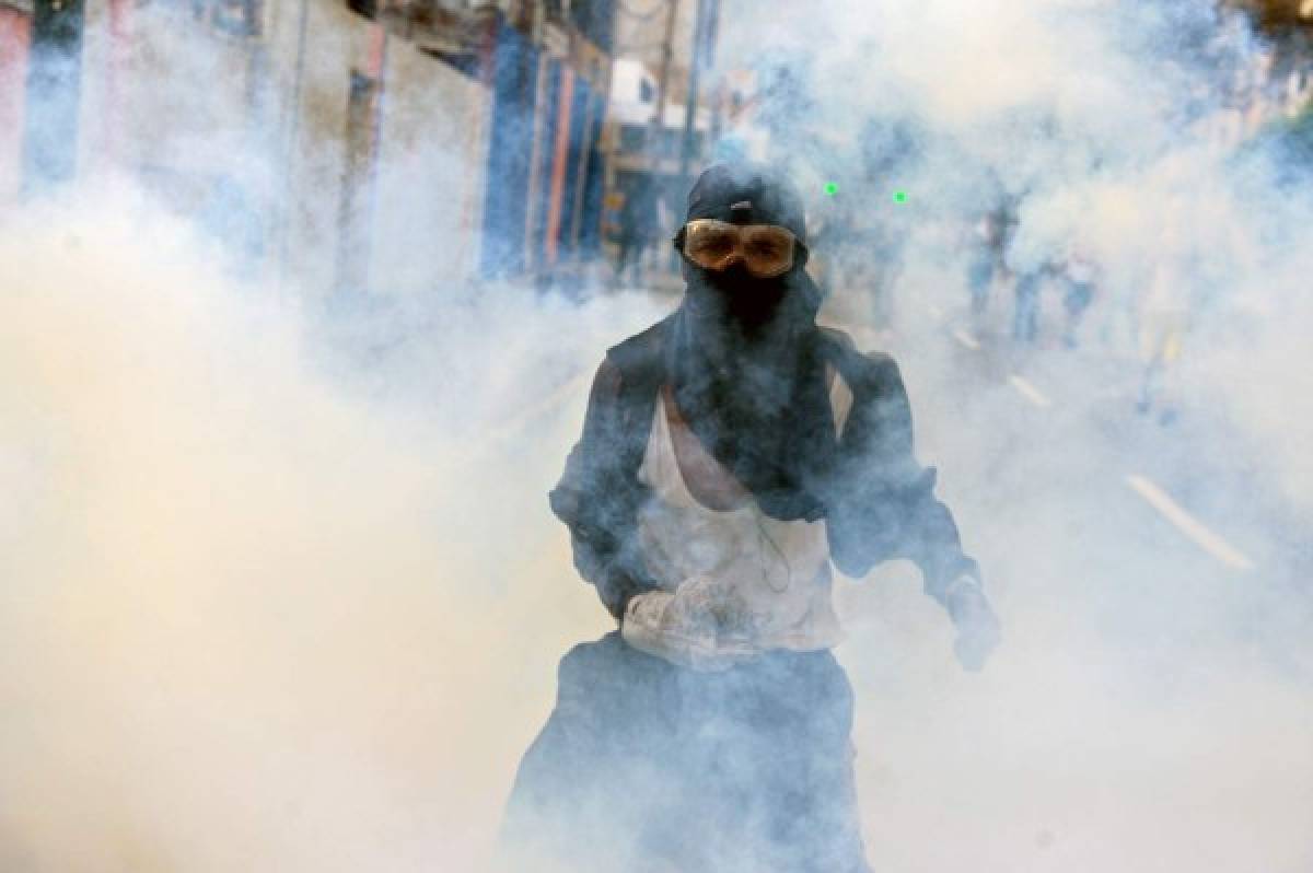 El balance de muertos asciende a 28, según la Fiscalía, que da cuenta también de centenares de heridos y detenidos por disturbios y saqueos, foto: Agencia AFP.