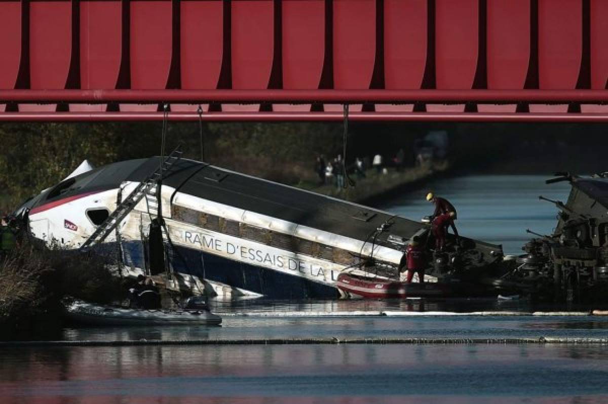 Diez muertos en el descarrilamiento de un tren de alta velocidad