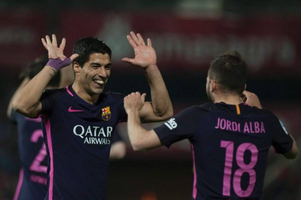 Barcelona aplasta 4-1 al Granada y le pisa los talones al Real Madrid