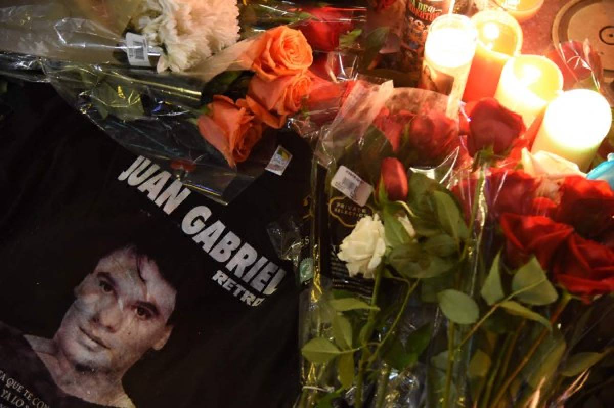 México canta a Juan Gabriel junto a su estatua en Garibaldi