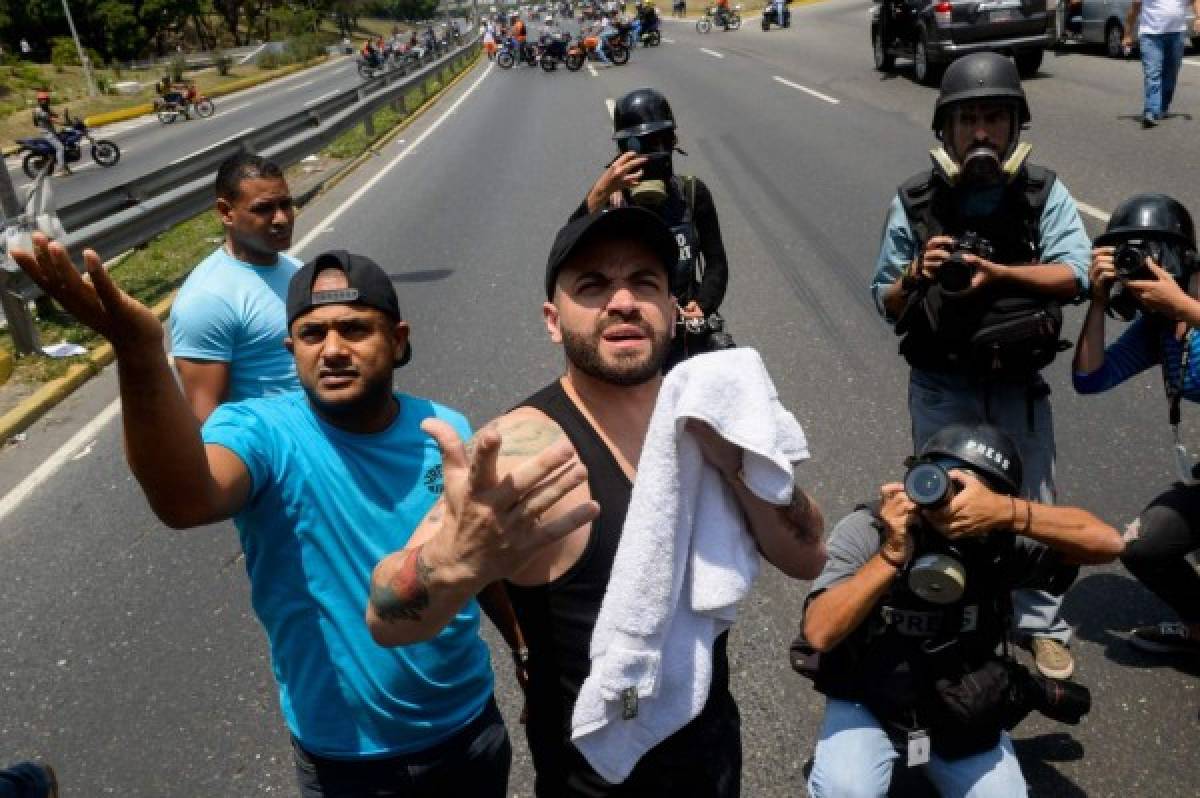 Cantante venezolano Nacho, afectado por gases en protesta opositora