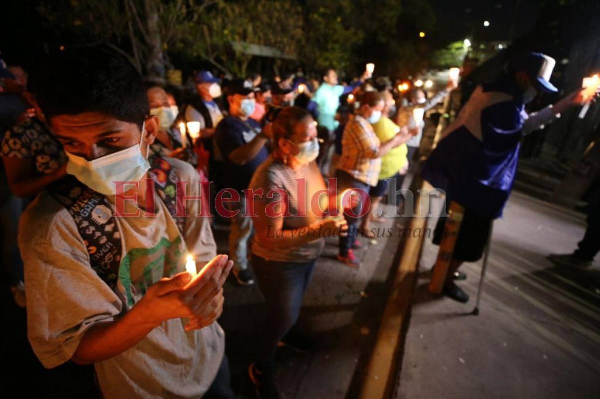 Decenas de personas están en la vigilia.