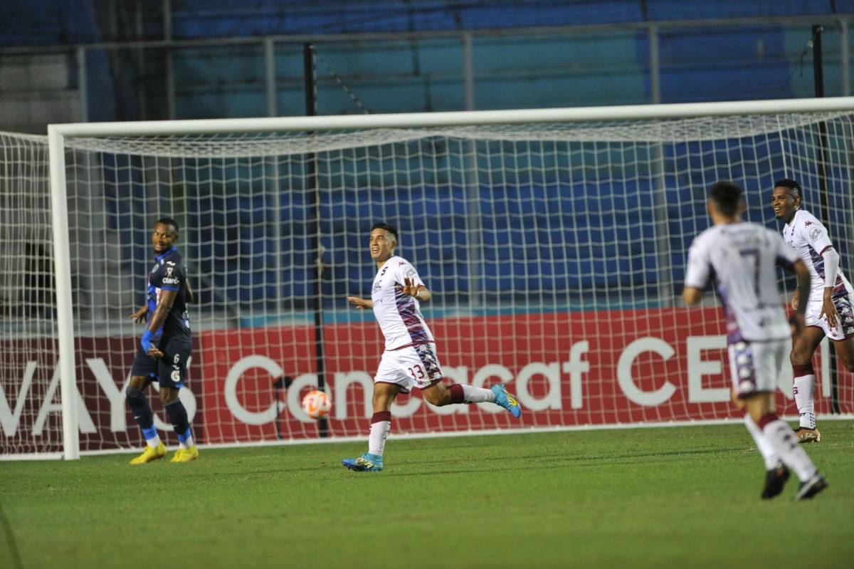 Momento en que Michael Chirinos celebra su gol, tras definir de zurda y vencer el arco defendido por Jonathan Rougier.