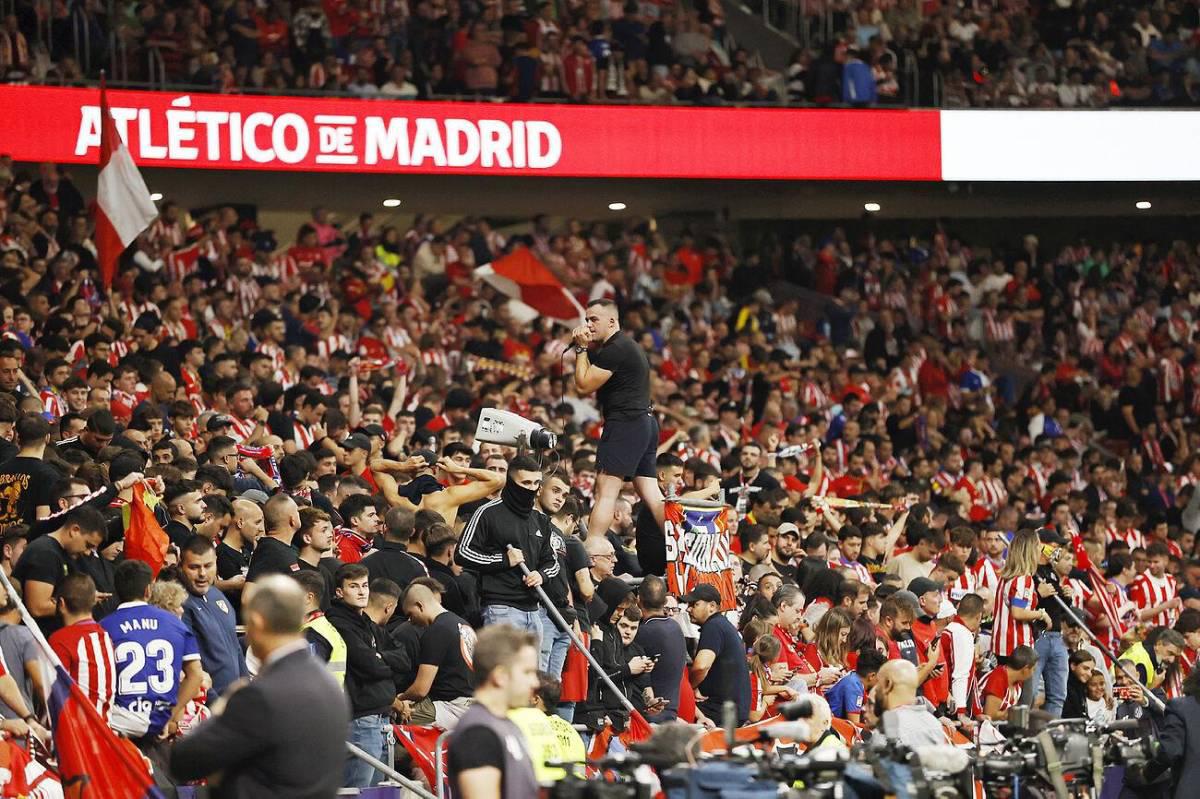 No se vio: objetos lanzados al campo y bronca de Vinicius en el Atlético-Real Madrid