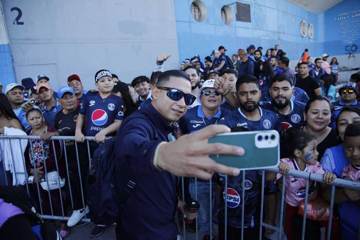 Enorme llegada de afición del Motagua al Nacional y el bonito gesto de Emilio Izaguirre