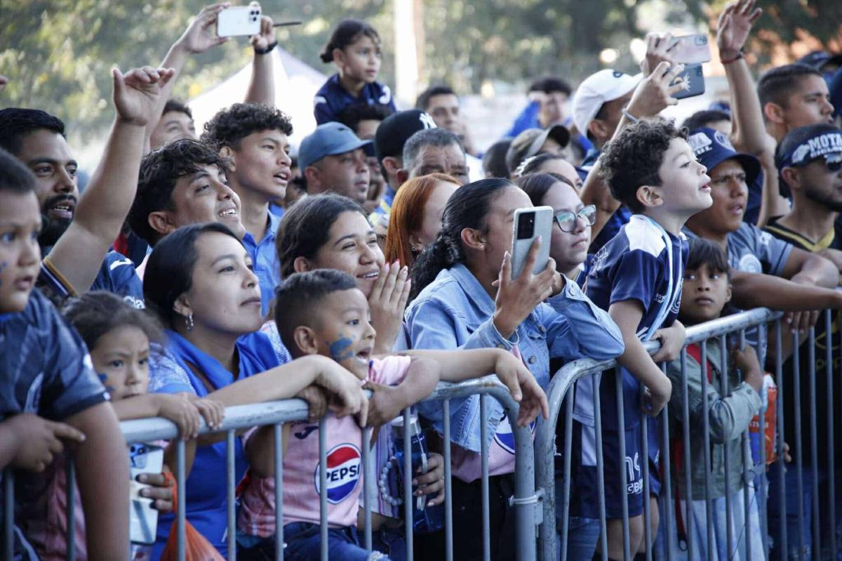 Enorme llegada de afición del Motagua al Nacional y el bonito gesto de Emilio Izaguirre