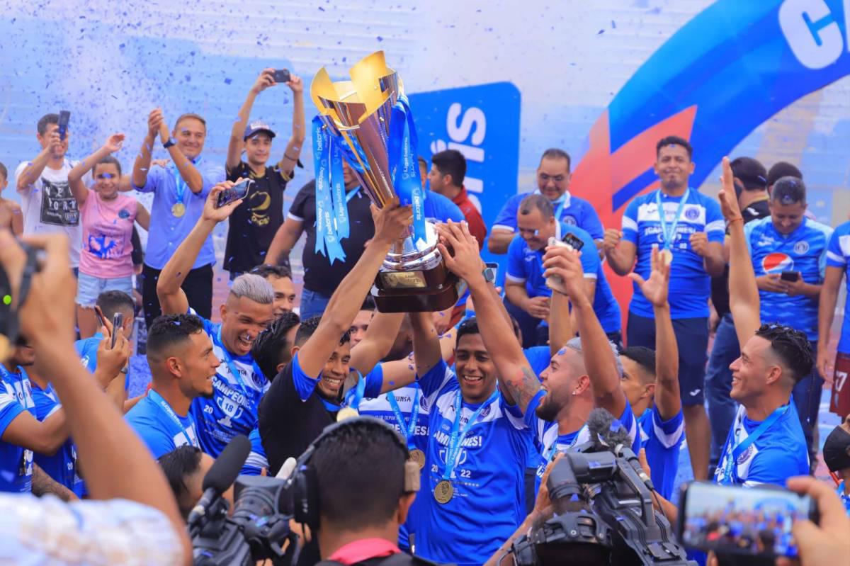 La Tota y su cuerpo técnico fueron los artífices de la Copa 18 de Motagua.