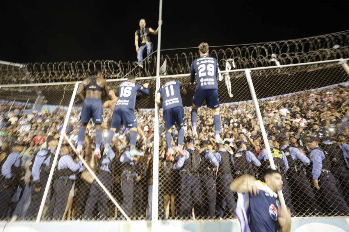 Motagua celebra la obtención de su copa 19 en Liga Nacional: Besos, lágrimas y emoción