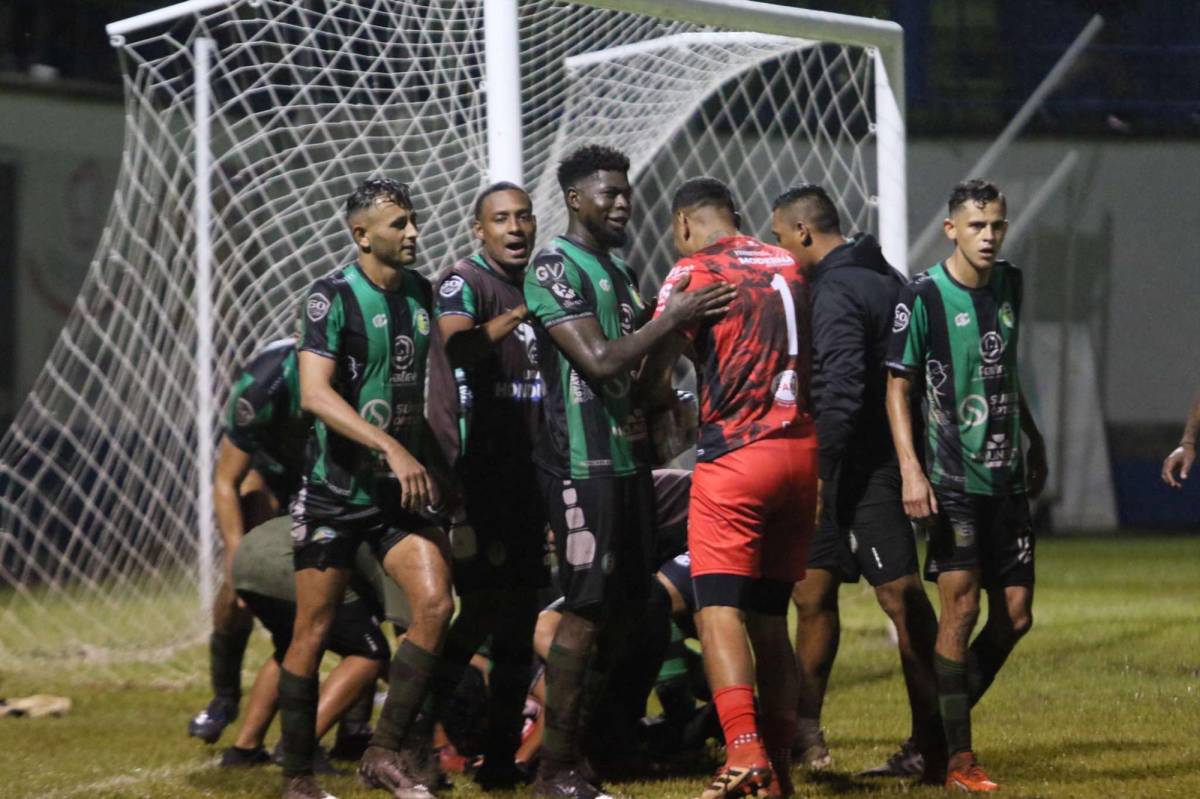 Juticalpa FC celebrando tras el penal atajado por Mariano Pineda.