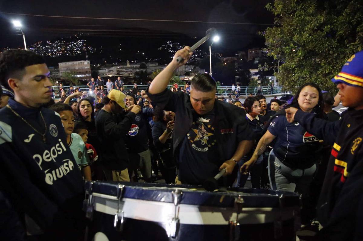 Ambiente final Motagua vs Olimpia: Furor con llegada de las barras y esto pasó con Pedro Troglio