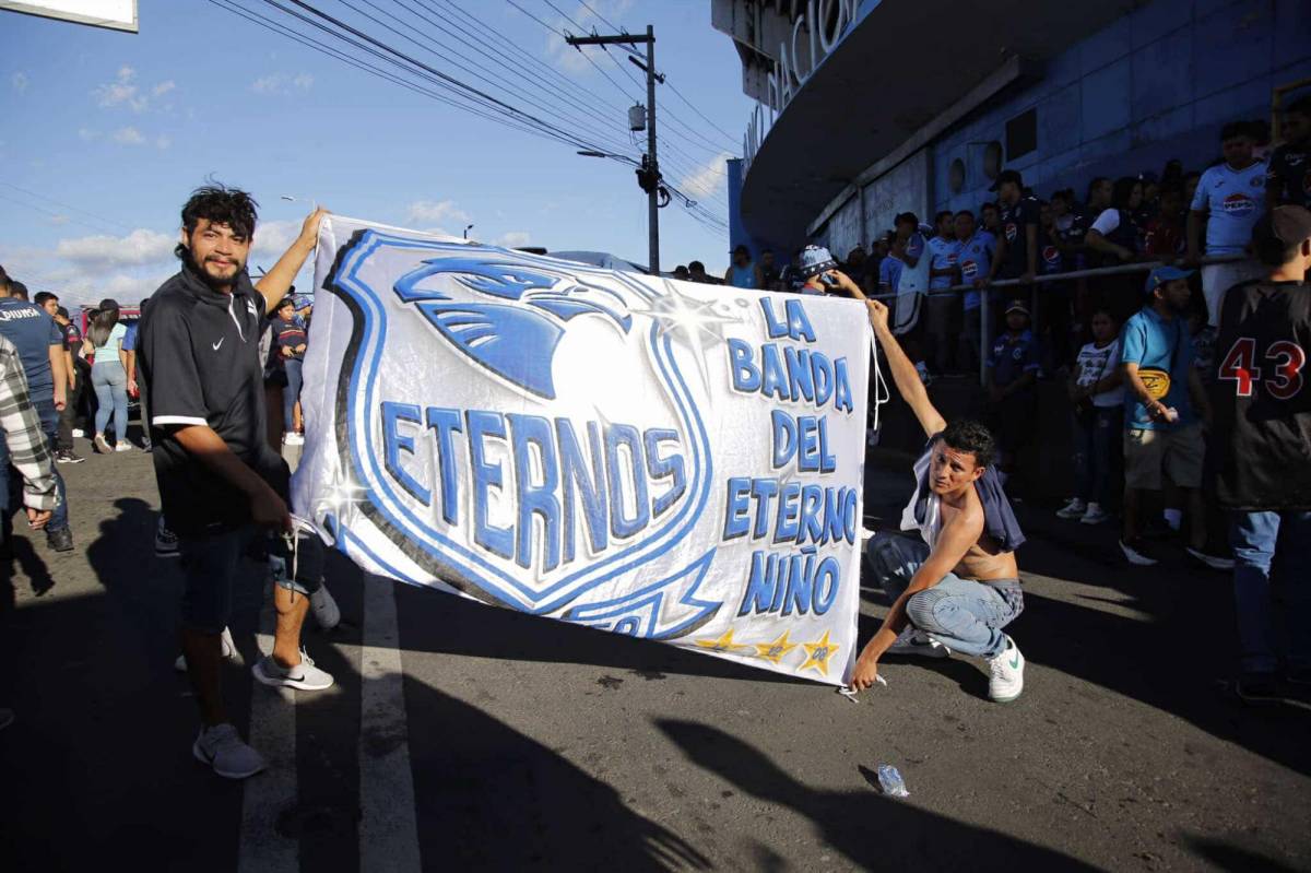 Enorme llegada de afición del Motagua al Nacional y el bonito gesto de Emilio Izaguirre