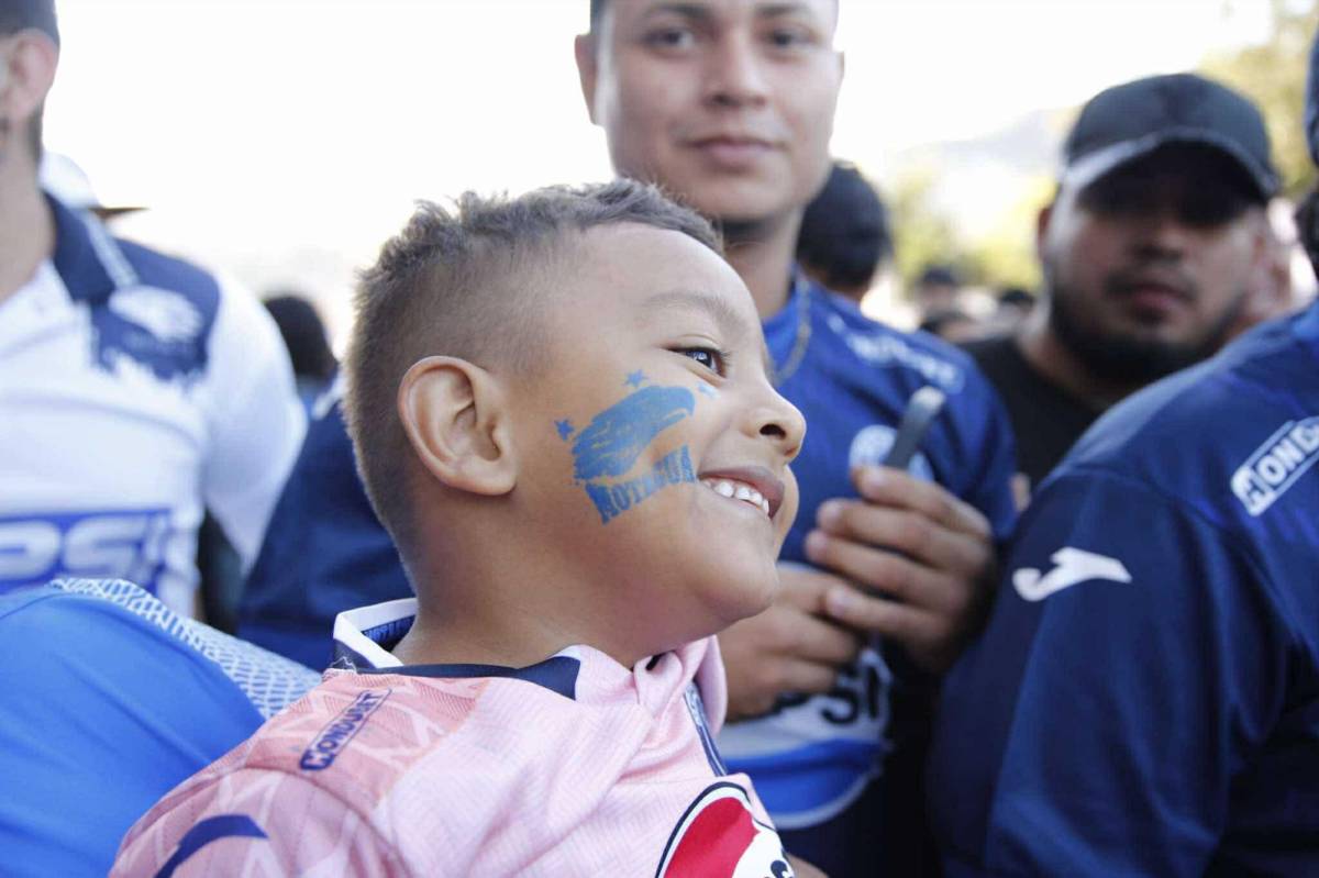 Enorme llegada de afición del Motagua al Nacional y el bonito gesto de Emilio Izaguirre