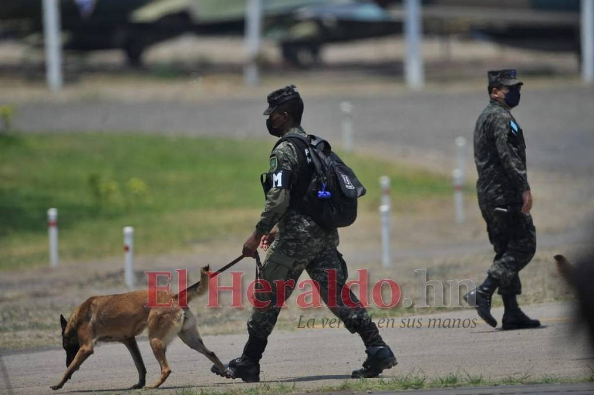 Trasladan a Juan Orlando Hernández a la Base Aérea Hernán Acosta Mejía