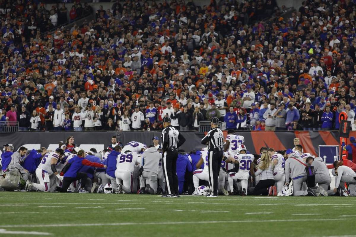 Jugadores de Buffalo Bills se reunieron en el campo a orar mientras Damar Hamlin recibía atención médica en la grama.