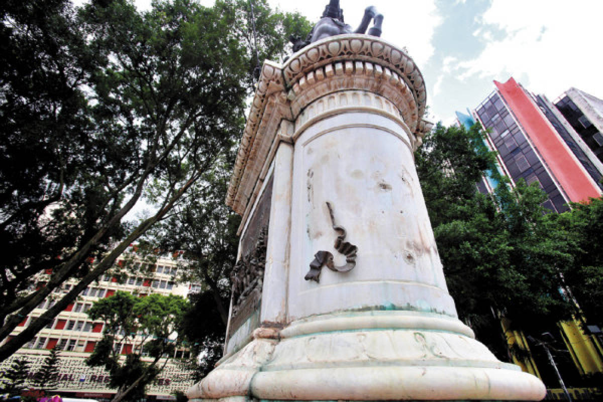 Saquean ornamentos de monumento a Morazán