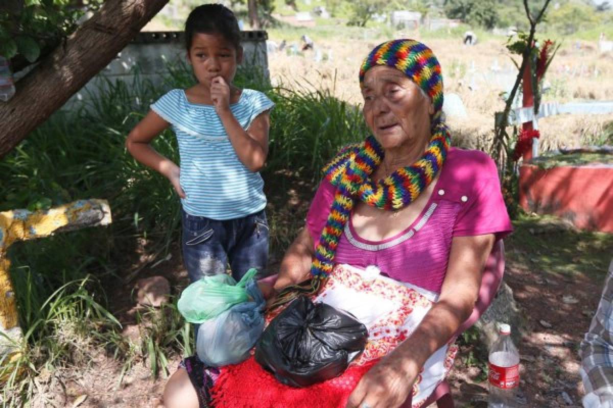 Masiva afluencia de dolientes en camposantos de la capital