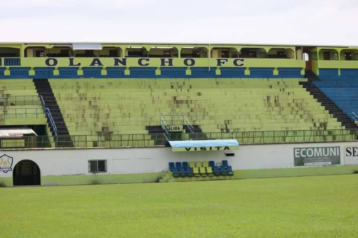 Comienzan los trabajos de cambio de engramillado en el estadio Juan Ramón Brevé