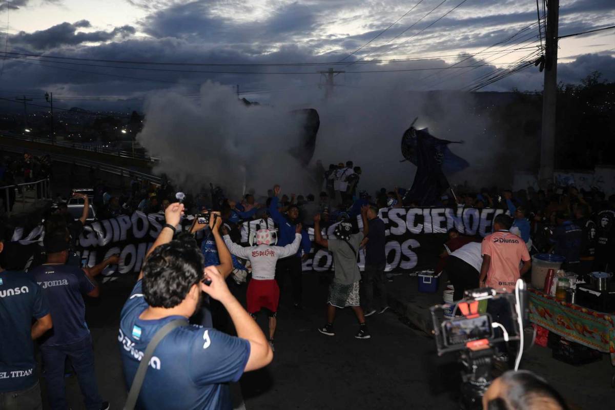 En fotos: Ambientazo de los azules, disturbios y sonrisa de Auzmendi previo al Motagua vs Olimpia