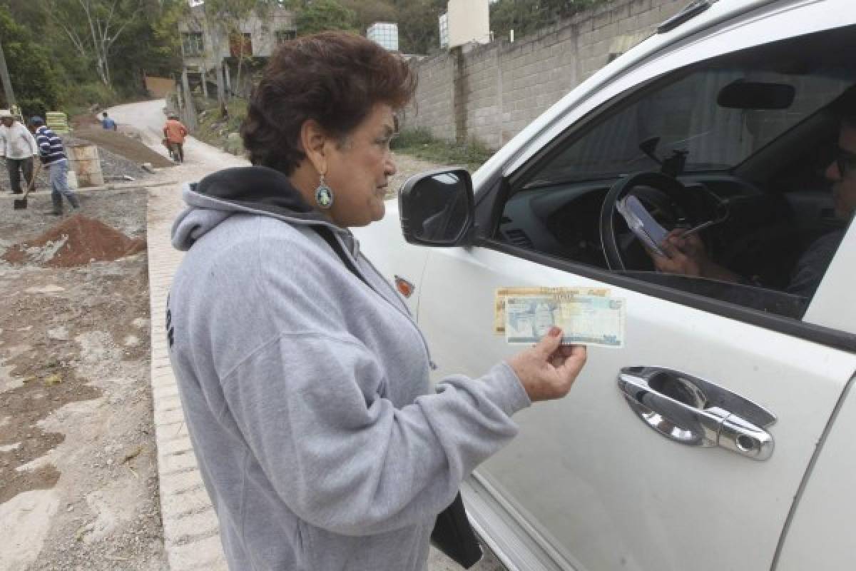 La 'Alcaldesa” pavimenta 100 metros de calle en aldea Villa Nueva