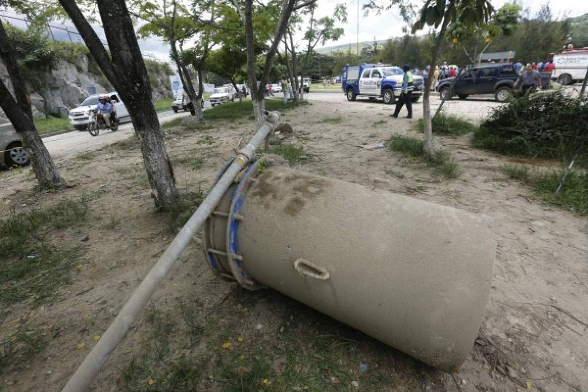 Parte de la tubería que salió despedida a varios metros del agujero, producto de la fuerte explosión.